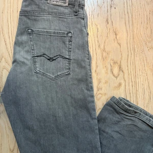 Replay jeans - Snygga grå jeans från Replay i modellen thad med klassisk femficksdesign och cool broderad detalj på bakfickan. Fint skick, skriv för frågor eller mer bilder. Storleken är 16 år eller 166cm. Kan gå ner i pris vid snabb affär