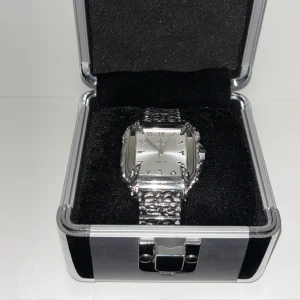 22KG Canine Watch - Silverfärgad klocka - 22KG Canine Watch köpt från 22KG för 3300 kr. Perfekt skick då den är oanvänd, storleken på klockan går såklart att justera. Fler bilder går att lösa privat också 