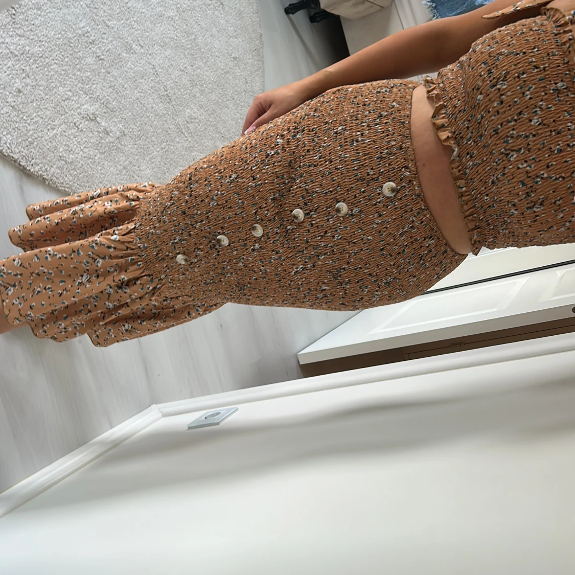 Beige blommig långkjol med knappar - 1