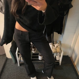 Svarta kostymbyxor från Bik Bok - Snygga lågmidjade kostymbyxor från Bik Bok i storlek 36. Passar mig som är 176 cm lång. Aldrig använda och i nyskick!