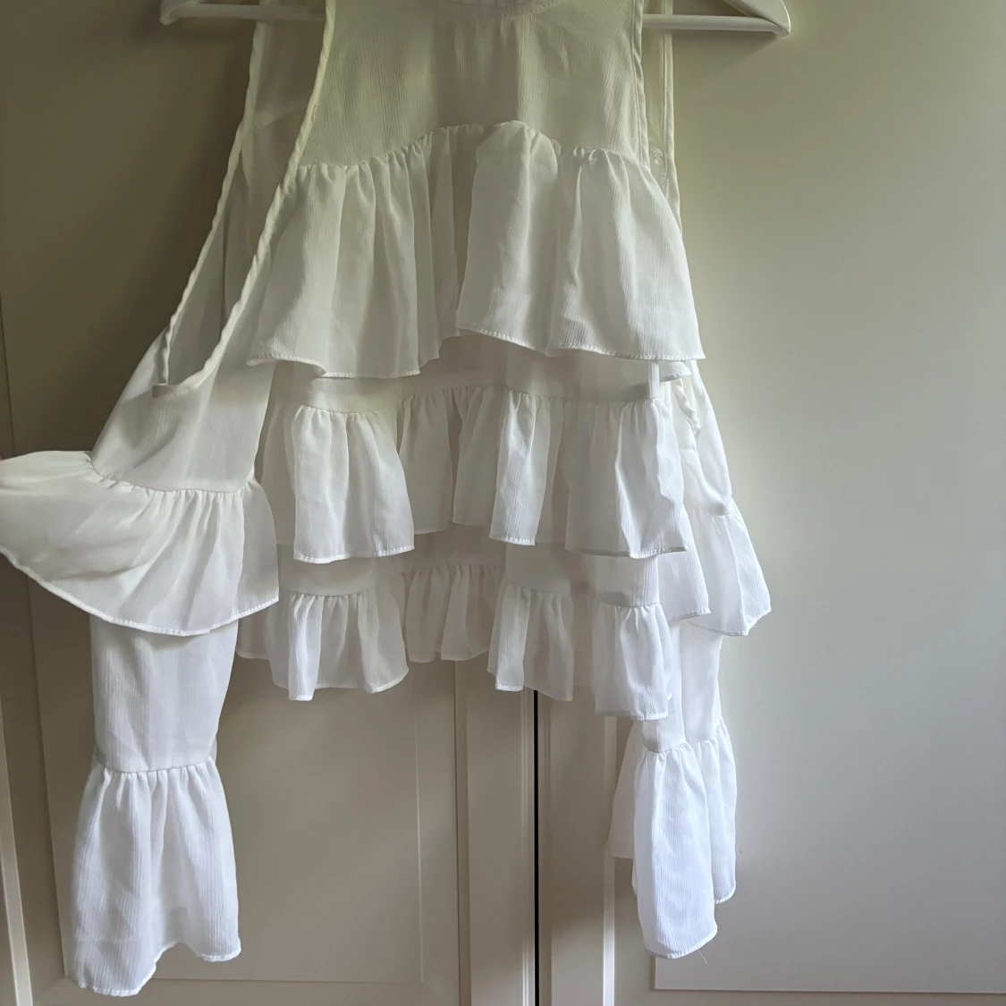 Vit offshoulder volang blus