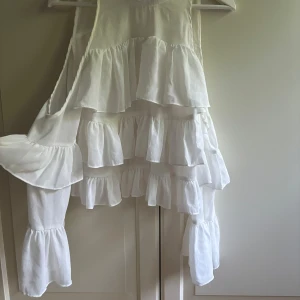 Vit offshoulder volang blus - Aldrig använd, i nyskick 