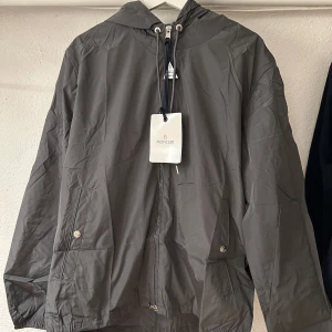 Moncler grimpeurs jacka  - Helt ny Moncler Grimpeurs Jacka Grå! Storlek XL motsvarar L. 187 passar mig