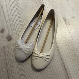 Ballerina skor  - Helt nya ballerina skor från Zalando i storlek 39🌸❤️ helt nya aldrig använda!! Tog bort pappret på ena för att ja skulle se hur de såg ut bara!