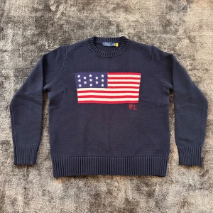 ✨ 2 Ralph Lauren Sweaters – Size M ✨ - 👕 Colors: Navy Blue & White 📏 Size: M (Both fit the same)(fits around 170-175cm) 💸 Original price: ~4000 kr EACH 🧼 Great condition – high quality & good condition!  Grab a deal on these classics! 💙🤍