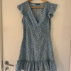 Blå blommig klänning - Superfin🤩 Dragkedja på sidan!
