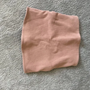Beige tub-topp från Zara - Enkel och stilren beige tub-topp från Zara i mjukt, stretchigt material. Storlek S men passar både xxs och xs