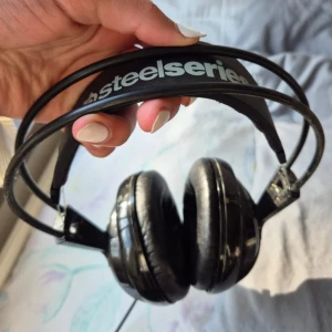 Steelseries Siberia 200 Gaming headset - Köptes på Elgiganten för 549:- exklusive frakt, dock helt slutsålda. Dessutom följs det med en förlängningssladd som är 220 cm lång (se sista bilden). Ena hörluren fungerar inte, men andra funkar utmärkt bra. Har även en mic, vet dock inte hur och om den funkar. Sladden till hörlurarna är 105 cm lång.