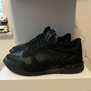 Valentino rockrunners - Svarta rockrunners i skick 7/10 bra sköna helsvarta äkta
