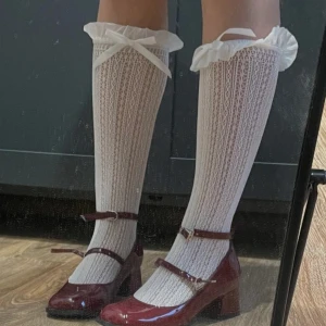 Vinröda Mary Jane-klackar  - Snygga vinröda Mary Jane-pumps med lackad finish och dubbla smala remmar över foten. Skorna har rund tå och låg klack, 