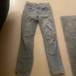 Grå jeansbyxor från 157, XS - Snygga grå jeansbyxor från 157 i storlek XS. Klassisk femficksmodell med raka ben och normal passform. Perfekta till en avslappnad look och funkar året runt. Jeansen har en stilren, enkel design och är tillverkade i mjukt bomullsmaterial.