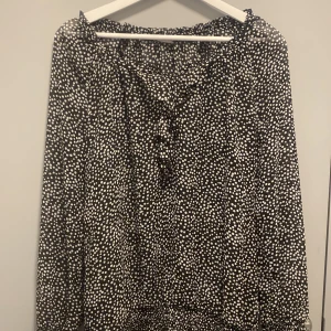 Prickig volangblus🤍💘🩷 - Säljer denna superfina prickiga volangblusen från Esprit i storlek 42 men passar mer som 38/S-M🤍Perfket för alla tillfällen och har inga synliga deafekter🩷🤍