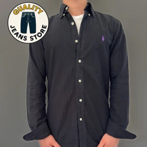 Svart skjorta från Ralph Lauren - Svart långärmad skjorta från Ralph Lauren i slim fit-modell. Skick: 9/10 , Storlek: S. Passar dig som är 170-180cm lång och är lite smalare i överkroppen.