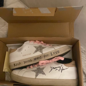 Golden Goose Superstar sneakers med glitterstjärna - Ett par dkit snygga golden goose helt nya fick dom igår men märkte att de inte passa riktigt bra. Pris kan diskuteras 