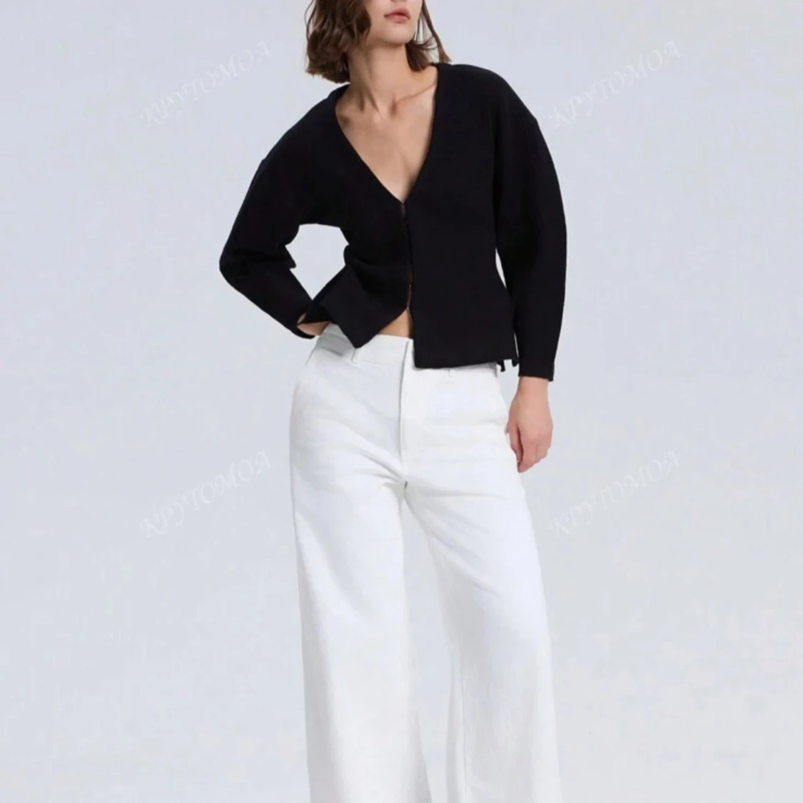 Svart v-ringad kofta med knappar - 1