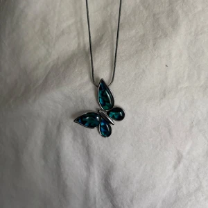 Fjärilshalsband  - blått fjärilshalsband med silver kedja