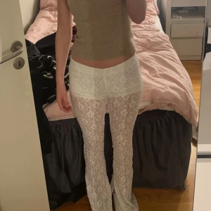 Vita spetsbyxor från Zara - Säljer ett par vita spetsbyxor från Zara, man får även med ett par vita undershorts om man vill, som jag har på bilden. Byxorna är smutsiga nertill men annars har de inga defekter, de är använda ca 3 gånger