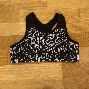 3 sporttoppar med mönster och svart - Säljer tre sporttoppar. Kontakta mig om ni bara vill ha  bara en eller två av topparna. 1 topp: 20kr. 2 toppar: 40kr. Alla toppar: 60kr.
