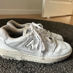 New balance 550 - Stilrena och tidlösa sneakers som passar till allt! Modellen har blivit en favorit både på gatan och i modevärlden. ✔️ Klassisk vit färg med snygga detaljer ✔️ Skön passform och bra kvalitet ✔️ Perfekta till både vardag och fest  📬 Skicka DM vid intresse eller frågor. 