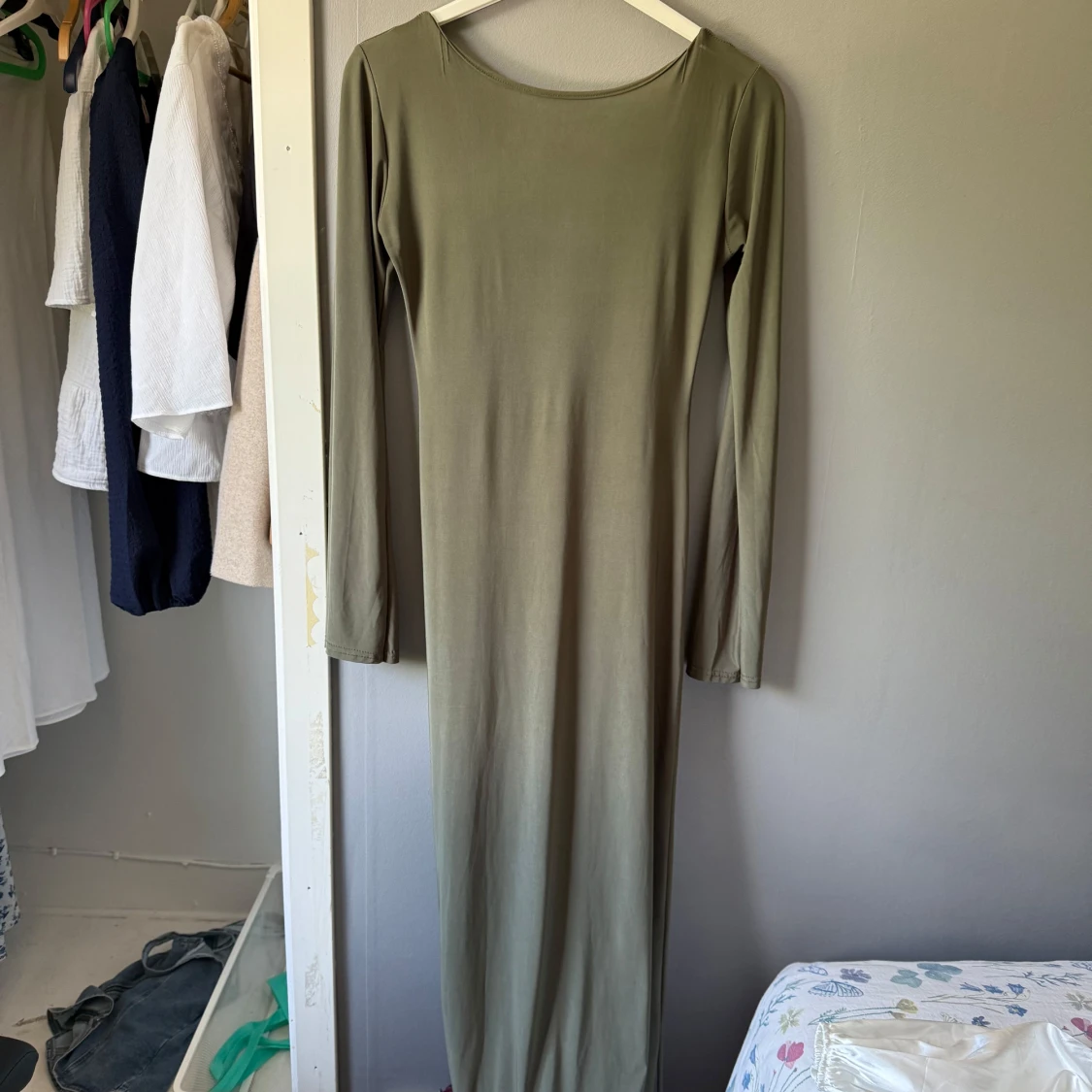 Grön långklänning från Boohoo