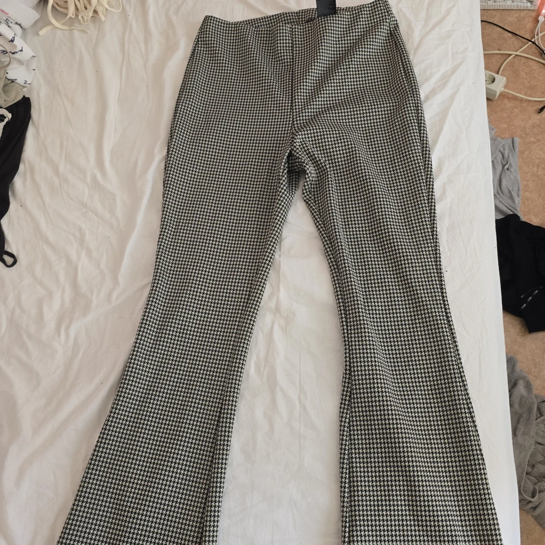 Svarta och vita bootcut byxor H&M