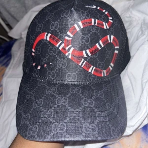 Gucci keps - Jag säljer min Gucci keps. Den är i mycket bra skick och  bra kvalite. Är knappt använd också. Hör gärna av er om ni har frågor eller funderingar.