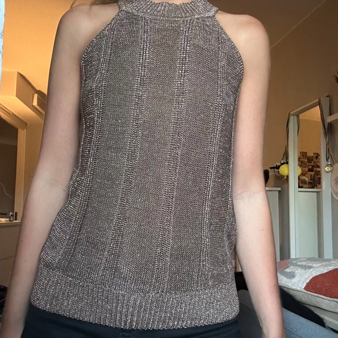 Glittrig stickad halternecktopp  - 1