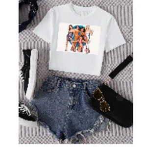 Vit croppad t-shirt med tryck - Snygg vit croppad t-shirt Magtröja  med färgglatt tryck framtill med SPICE GIRLS . T-shirten har korta ärmar och rund halsringning. Perfekt för dig som vill sticka ut med en cool och trendig look. Den var for kort för mif så skulle mer passa sen Small trotts ja tog L. men sen va precis över brösten för mig då . 