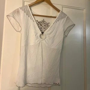 Söt topp med broderier - Verkligen jättefin men för stor på mig, toppen har dubbelt tyg upptill, paljetter på axlarna och broderi på ryggen🤍