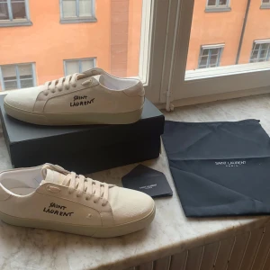 Saint Laurent Skor - Nu är dessa sjukt fräscha Saint Laurent till salu. De är i rent nyskick, helt perfekta nu till svenska sommaren! De är självklart äkta. Allt og kommer med. Tveka inte att skriva vid minsta lilla fundering!