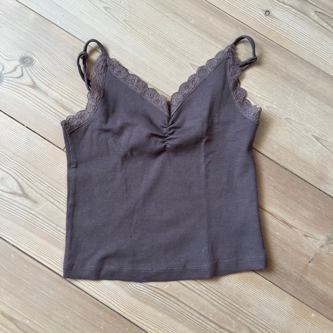 Brun ribbad linnetopp från Bik Bok