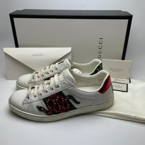 Gucci ace skor - Hej! Vi säljer nu dessa galet feta Gucci ace skor i nästan nytt skick! Allt og på bilderna medföljer. Hör av dig vid frågor!