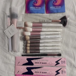 Stort set sminkborstar & puffar - Säljer ett komplett kit med sminkborstar från Luxie och Nire i rosa och vitt, samt två Spectrum Velvet Powder Puff och två Rock 'N' Glam ögonskuggsborstar. Perfekt för både bas och ögonmakeup. Inkluderar även en solfjäderborste och flera face definer-borstar.