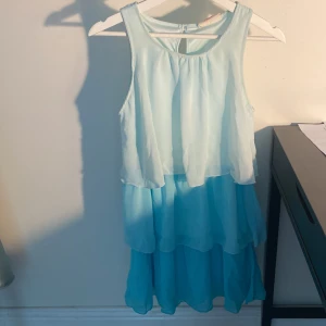 Ljusblå ärmlös klänning med volanger - Sommarklänning som antänt få gånger.