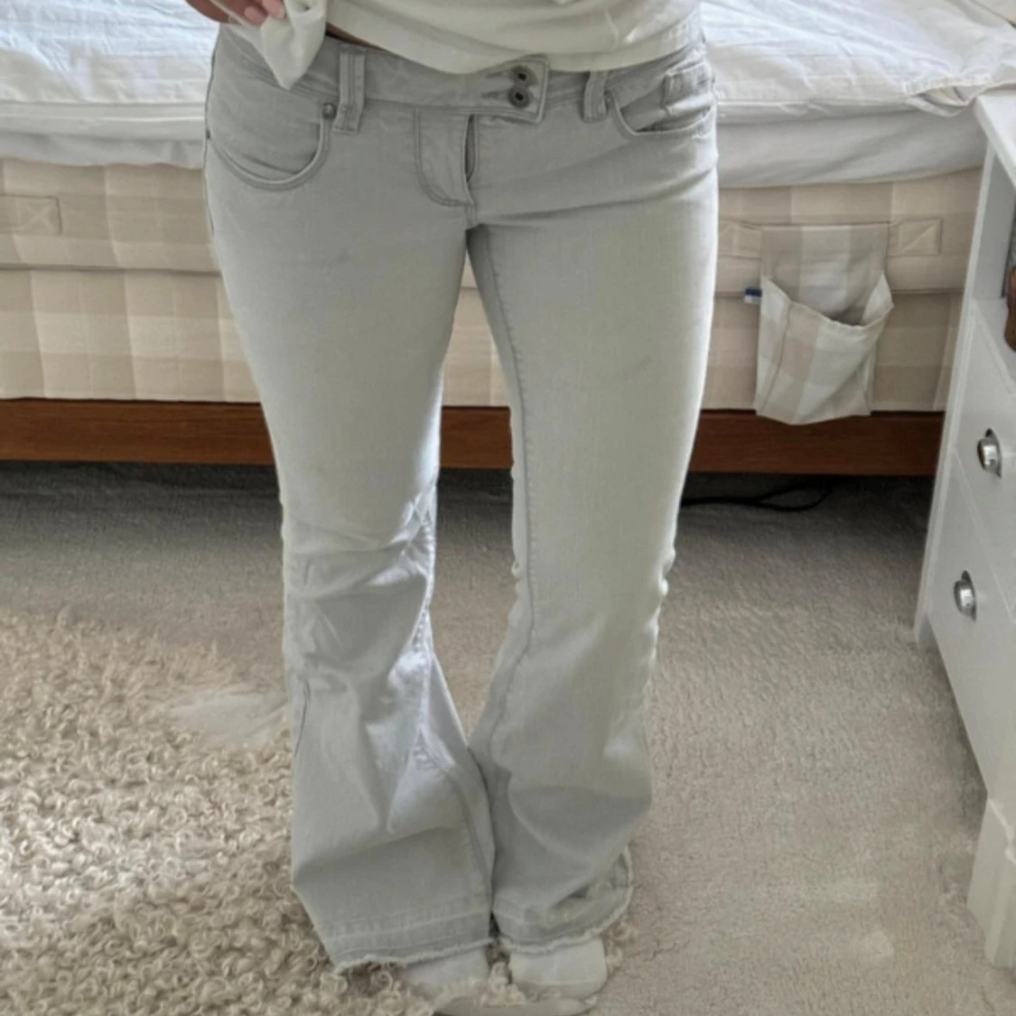 Gråa lågmidjade jeans  - 4