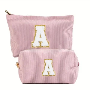 Rosa ribbad mössa med bokstav A - Säljer en söt rosa ribbad mössa i manchestertyg med en stor vit bokstav A framtill, kantad med glittrig guld. 