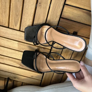 Svarta klackskor - Svarta klackskor i nyskick, aldrig använda. Storlek 39🩷 (lånade bilder)