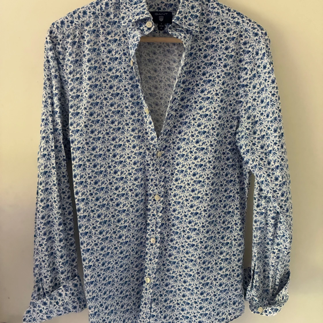 Blommig skjorta från GANT, vit/blå - 2