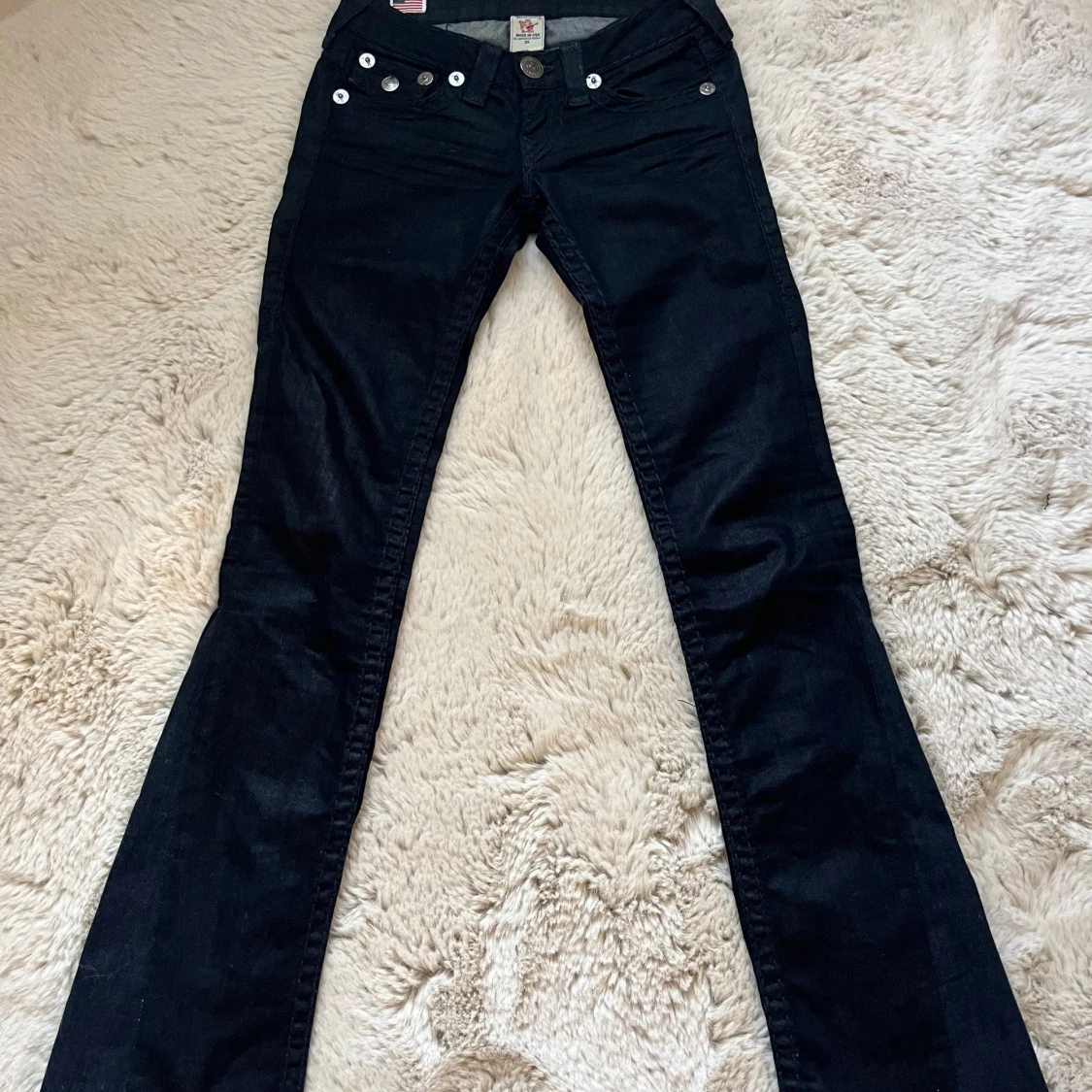 Svarta True Religion jeans med detaljer - 2