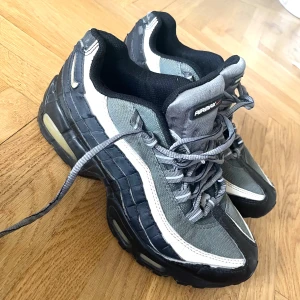 Nike Air Max 95 - Jättecoola! Liknande modeller supersuperdyra nya. Lite slitna men bra vintage skick och ser fortfarande coola ut😎 Står 40 i dem men mer som 39/ En stor 38