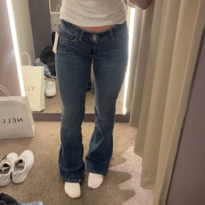 Blå bootcut jeans med broderade fickor från Nelly - Snygga blå bootcut jeans med broderad detalj på bakfickorna😍😍 Nästan helt oanvända då jag vill ha en mindre storlek!