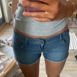 Lågmidjade jeansshorts  - Lågmidjade jeansshorts med prickar storlek M
