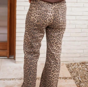 Leopardmönstrade jeans från Polyrose - Säljer ett par snygga jeans från Polyrose med leopardmönster i bruna och svarta toner. Byxorna har raka ben, klassisk femficksmodell och råa kanter nertill. Perfekta för dig som vill sticka ut med ett djurmönstrat statement-plagg.