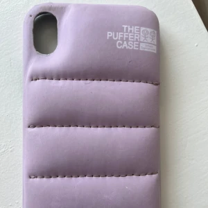 Mobilskal - Säljer ett lila puffer mobilskal, inga defekter. Minns ej vart den är ifrån. Skriv innan köp💜