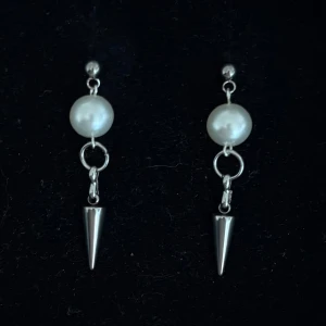 Silvriga örhängen med pärlor och spikes - Handgjorda och unika silverörhängen 🤩 Öronhängerna är nickelfria och silverpläterade i kirurgiskt stål, resterande av örhänget är i rostfritt stål (ej silverpläterat) 💕🙏 4.5 cm långa. Alla köp görs via ”KÖP NU” knappen.  💐