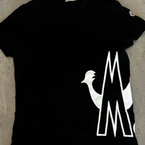 Moncler Maglia - S/M - Knappt använd svart monclet t-shirt, nypris 2800SEK.