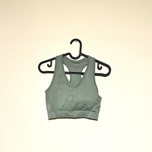 Träningstopp  - Träningstopp från AYBL i storlek S. Använd endast ett fåtal gånger men bokstäverna i toppen har trillat av.