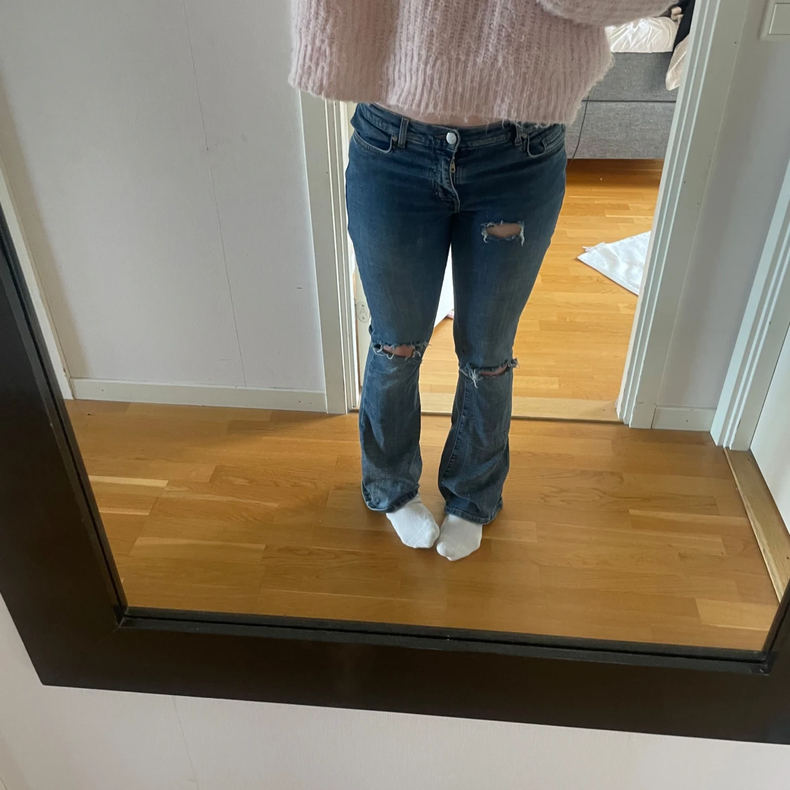 Blå low flare jeans med slitningar