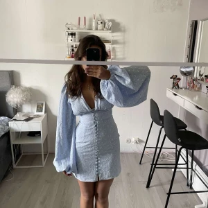 Adoore klänning - Super fin blå klänning från Adoore!💙 Finns inte på hemsidan längre. Storlek 34. Använd 1 gång. Inga tecken på användning! Perfekt inför sommarens alla fester!