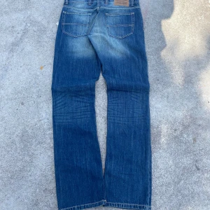 Flared jeans - As feta flared loosefit jeans. Skulle säga att midjan är runt 42 cm men kan ge exakta mått om du frågar. Priset är förhandlingsbart för behöver pengar asap.